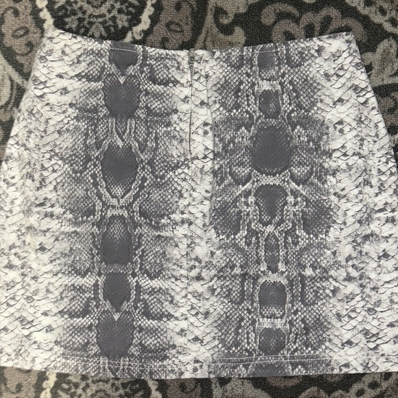 BDG Snakeskin Mid Rise Skirt (M) - Picture 3 of 3